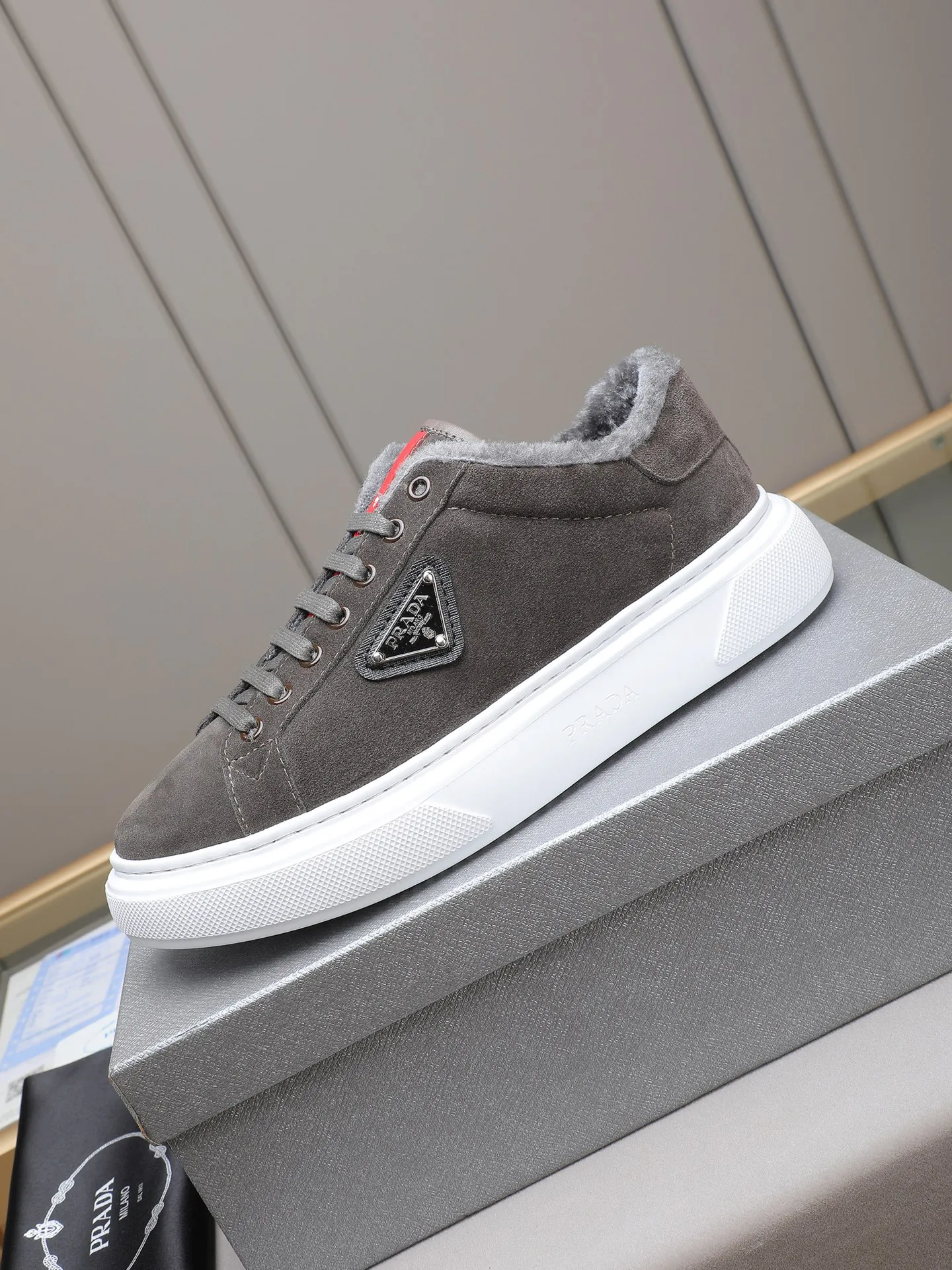 PP440 Prada/Prada men's new casual shoes, this upper is made of imported calfskin + velvet lining! The outside is decorated with the P family's classic metal triangle enamel logo, and the outsole is made of non-slip sports foam ultra-light outsole, which feels good on the feet and is a fashionable and fashionable item! Four colors to choose from!  Size: 38-44 (45 customized)